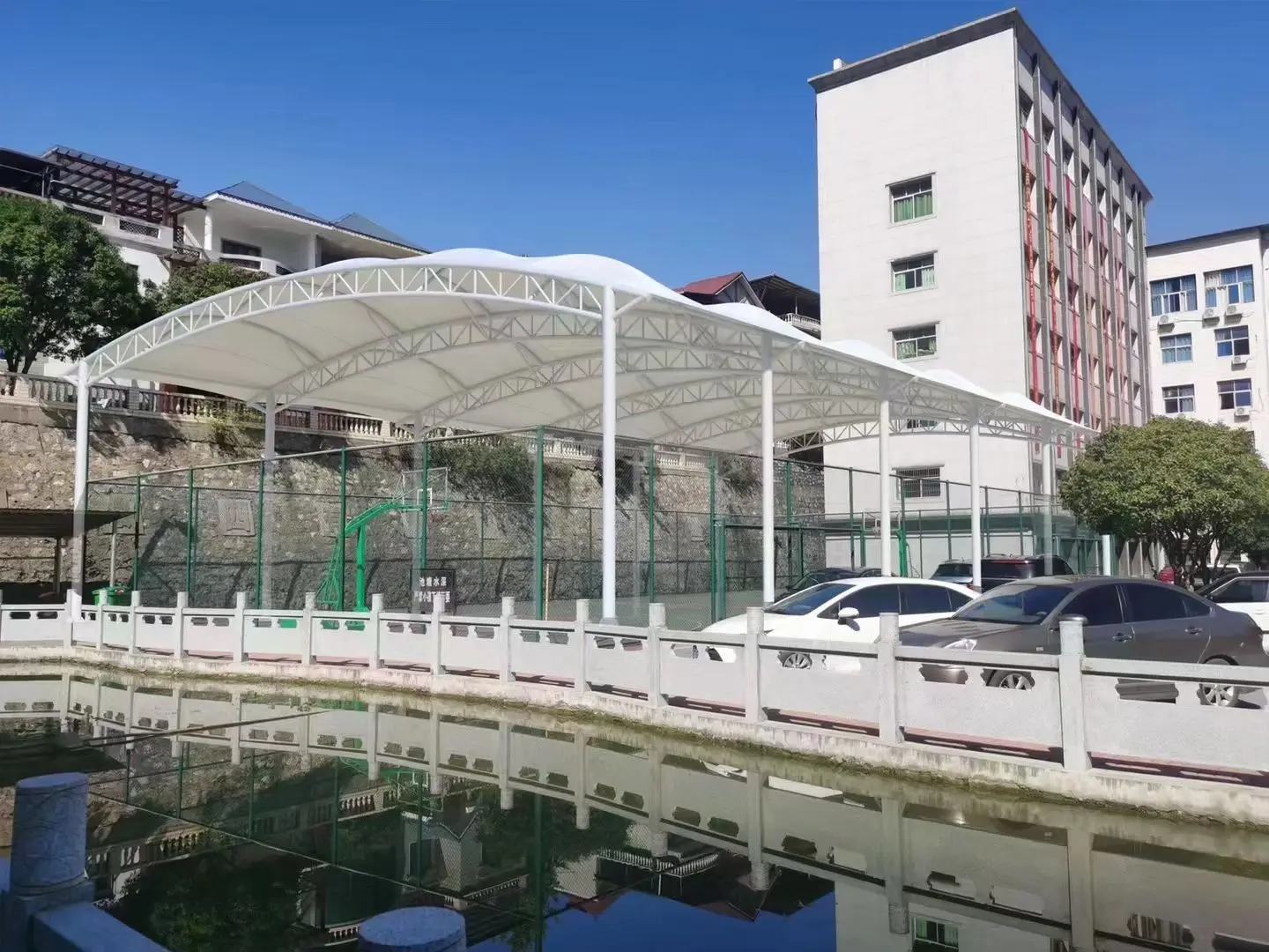 贵州务川园区停车棚总在漏水生锈?源头膜结构厂家:按本地气候选材,避开三大坑