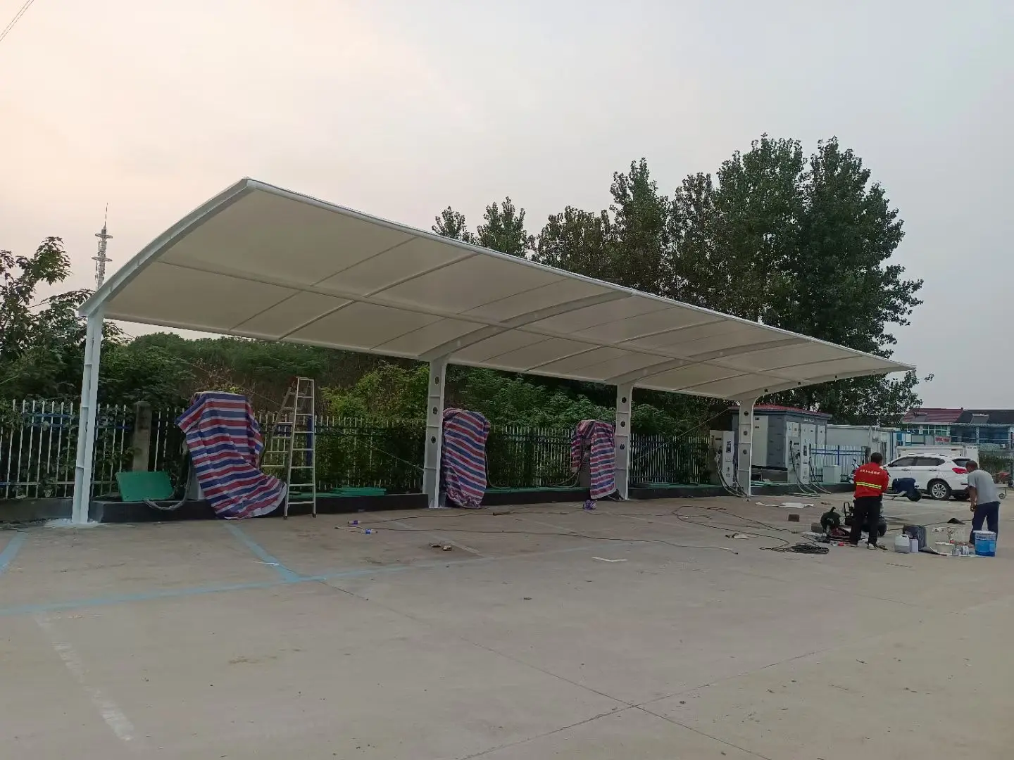 贵州务川膜结构工程科普:山地多雨强紫外线环境,停车棚选材别只看低价